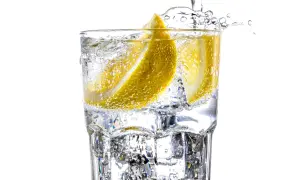 Bubbligt glas med citron och is. Viktigt att dricka mycket vatten när man tar kreatin.
