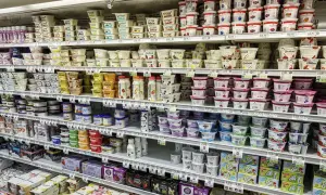 Hyllor fyllda med grekisk yoghurt, ett nyttigt och gott val för alla. Olika märken och smaker finns att välja mellan.