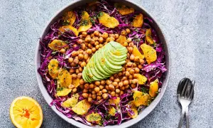 En färgstark kikärtssallad med rödkål, apelsin och avokado. En hälsosam rätt med låga sallad kalorier.
