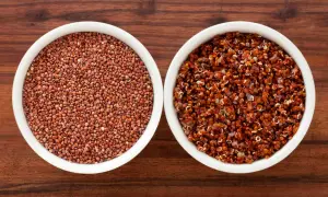Två skålar med quinoa, en med råa frön och en med kokt. Quinoa är en utmärkt källa till komplexa kolhydrater.
