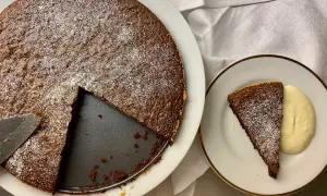 Chokladkaka med pudersocker, en bit serverad med grädde. Perfekt att baka på 10 minuter!