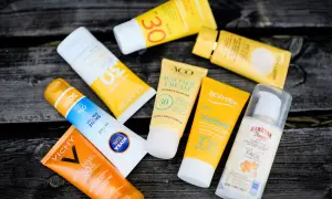 Solkrämer med SPF 30 och 50 ligger utspridda. Med dessa kan man bli brun utan att bränna sig.