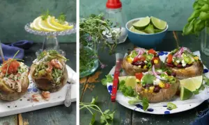 Två olika bakad potatis fyllning: en med lax och rom, den andra med räkor och avokado. På andra sidan syns bakad potatis med bönor, majs och grönsaker.