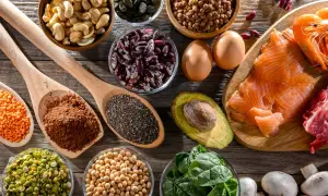 För att undvika knakande leder och vitaminbrist, en rik blandning av nötter, bönor, linser, chiafrön, ägg, lax, kött, avokado, spenat och svamp.