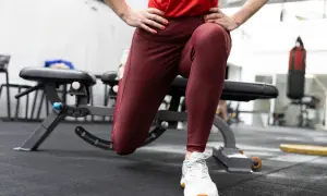 Kvinna utför bulgarian split squat, en övning som tränar framför allt framsida lår och rumpa.