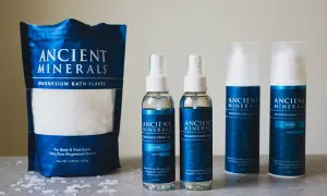 En påse magnesiumflingor och tre flaskor med magnesiumolja och lotion från Ancient Minerals. Magnesiumcitrat för välbefinnande.