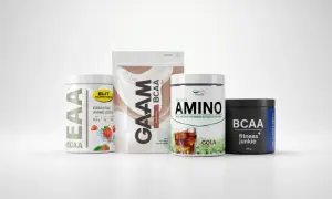 Flera BCAA-produkter och en EAA-produkt visas. Frågan "hur mycket bcaa per dag" kan besvaras med hjälp av informationen på förpackningarna.