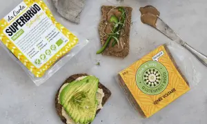 Da Carla Superbröd med solrosfrön, glutenfritt och ekologiskt. Två bitar bröd med avokado och en med grönsaker, redo att avnjutas.