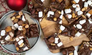 En hög med klassisk rocky road-godis med marshmallows, nötter och chokladbitar.