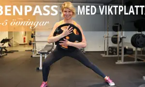 Kvinna utför benövning med viktplatta i ett gym.