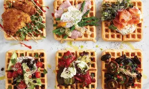 Sex olika matiga våfflor: med friterad kyckling, pocherat ägg och sparris, rökt lax, avokado och bönor, grillade grönsaker och ost, samt svamp.