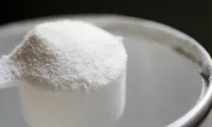 En skopa vitt pulver, troligen l-glutamin, som kan ge biverkningar.