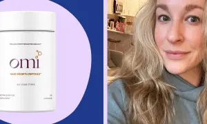 En kvinna med fantastiskt hår poserar bredvid en burk med Omi Hair Growth Peptides, som lovar ett hälsosamt och starkt hår.