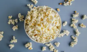 En skål med fluffigt popcorn, perfekt för en mysig filmkväll. Visste du att popcorn nyttigt kan vara?