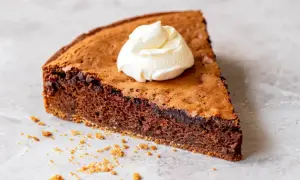 En bit kladdkaka med proteinpulver, toppad med en klick grädde. Perfekt för den som vill ha något gott och proteinrikt.