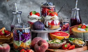 En härlig brunch meny med färgglada burksallader, fyllda champinjoner, frukt och desserter i glas.