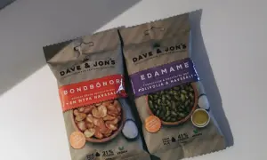 Två påsar Dave & Jon's snacks: Bondbönor och Edamame. Edamame-påsen visar torrostade edamamebönor med olivolja och havssalt.