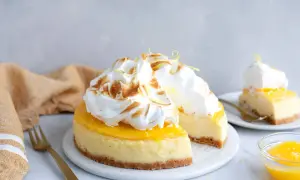 En krämig citronmarängtårta, perfekt att baka med citron. Toppad med fluffig maräng och citronskal.