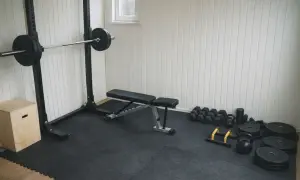 Hemmagym med skivstångsställning, bänk, hantlar, kettlebells och box. Ett komplett gym schema för träning hemma.