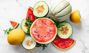 En melon sorter har valt ut dessa saftiga meloner och vattenmeloner, uppskurna och dekorerade med mynta.