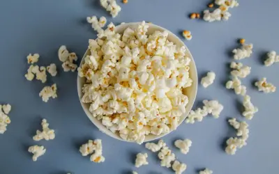 En skål med fluffigt popcorn, perfekt för en mysig filmkväll. Visste du att popcorn nyttigt kan vara?