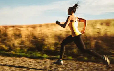 Kvinna springer i hög fart på en grusväg, en del av ett intensivt hiit pass.