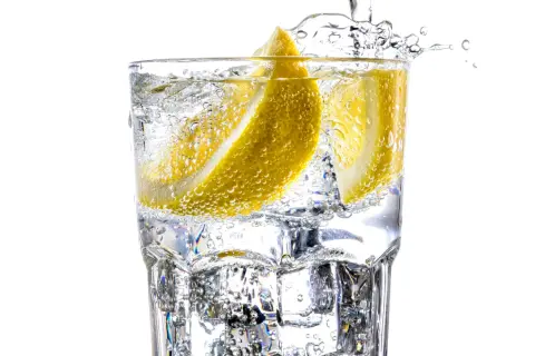 Bubbligt glas med citron och is. Viktigt att dricka mycket vatten när man tar kreatin.