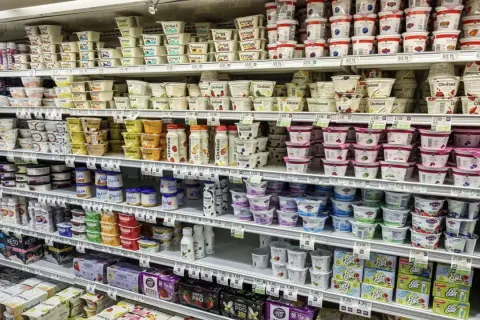 Hyllor fyllda med grekisk yoghurt, ett nyttigt och gott val för alla. Olika märken och smaker finns att välja mellan.