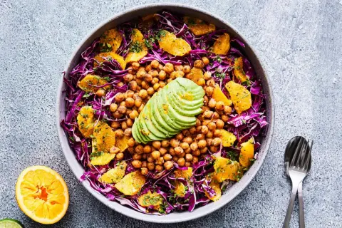 En färgstark kikärtssallad med rödkål, apelsin och avokado. En hälsosam rätt med låga sallad kalorier.