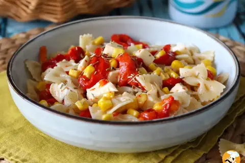 En härlig pastasallad med fjärilspasta, majs och paprika. Ett perfekt pastasallad recept för sommaren.