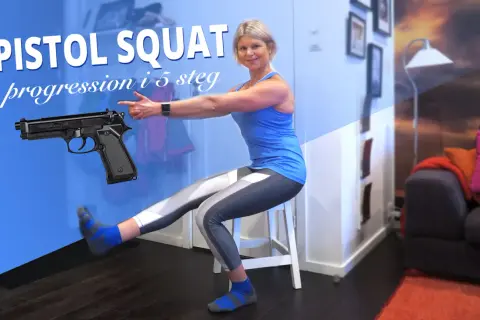 Kvinna utför pistol squat, en övning som bygger starka pistol squat muskler. En pistol är placerad bredvid henne.