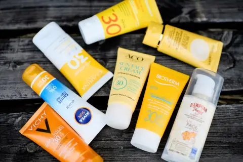 Solkrämer med SPF 30 och 50 ligger utspridda. Med dessa kan man bli brun utan att bränna sig.