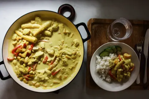 En krämig kycklinggryta med mango chutney, majskolvar och paprika. Serveras med ris och gurka.