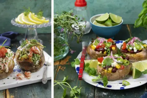 Två olika bakad potatis fyllning: en med lax och rom, den andra med räkor och avokado. På andra sidan syns bakad potatis med bönor, majs och grönsaker.