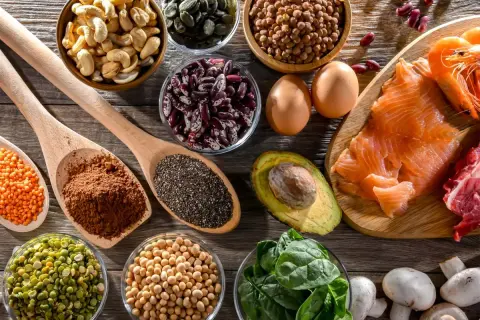För att undvika knakande leder och vitaminbrist, en rik blandning av nötter, bönor, linser, chiafrön, ägg, lax, kött, avokado, spenat och svamp.