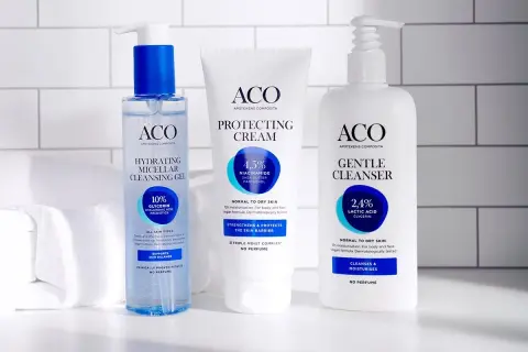 ACO Hydrating Micellar Cleansing Gel, Protecting Cream och Gentle Cleanser i en badrumsmiljö.