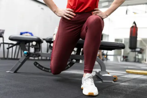 Kvinna utför bulgarian split squat, en övning som tränar framför allt framsida lår och rumpa.