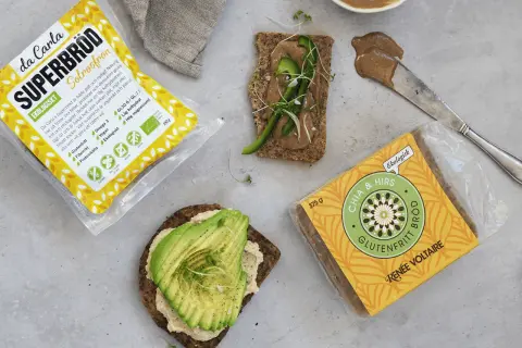 Da Carla Superbröd med solrosfrön, glutenfritt och ekologiskt. Två bitar bröd med avokado och en med grönsaker, redo att avnjutas.
