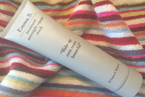 Emma S. overnight mask på en randig handduk. "Wake up even more beautiful" lovar produkten.