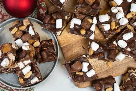 En hög med klassisk rocky road-godis med marshmallows, nötter och chokladbitar.