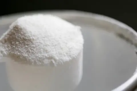 En skopa vitt pulver, troligen l-glutamin, som kan ge biverkningar.