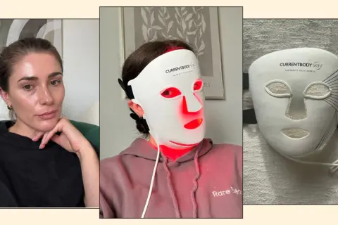 Kvinnan använder en Currentbody led mask för hudvård. Masken lyser rött.