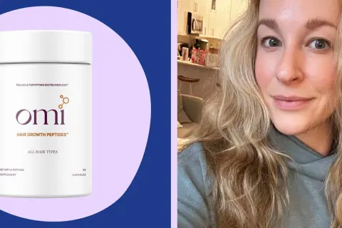 En kvinna med fantastiskt hår poserar bredvid en burk med Omi Hair Growth Peptides, som lovar ett hälsosamt och starkt hår.
