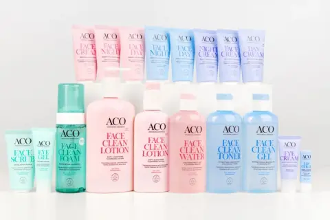 ACO: en rad hudvårdsprodukter, inklusive ACO purifying day cream, rengöringslotioner, skum och krämer i olika färger.