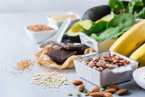 Bönor, nötter, bananer, avokado, spenat och mörk choklad – livsmedel rika på magnesium som kan hjälpa vid viktuppgång.
