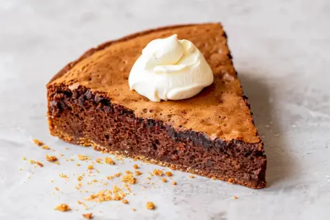 En bit kladdkaka med proteinpulver, toppad med en klick grädde. Perfekt för den som vill ha något gott och proteinrikt.