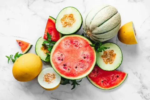 En melon sorter har valt ut dessa saftiga meloner och vattenmeloner, uppskurna och dekorerade med mynta.