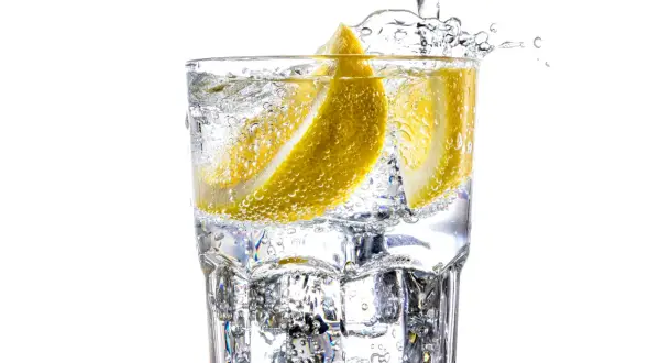 Bubbligt glas med citron och is. Viktigt att dricka mycket vatten när man tar kreatin.