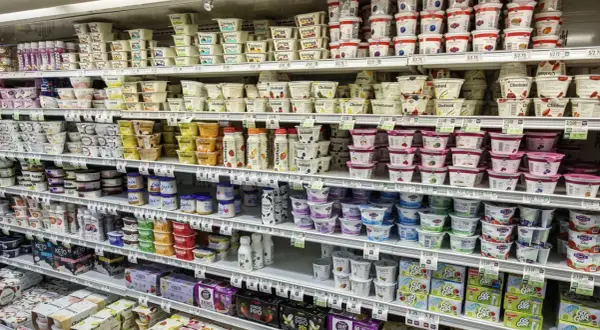 Hyllor fyllda med grekisk yoghurt, ett nyttigt och gott val för alla. Olika märken och smaker finns att välja mellan.