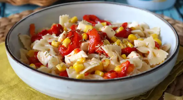 En härlig pastasallad med fjärilspasta, majs och paprika. Ett perfekt pastasallad recept för sommaren.